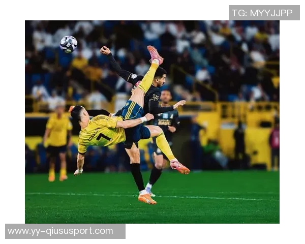 C罗精彩倒钩破门后队友热情为其戴帽子庆祝场面温馨