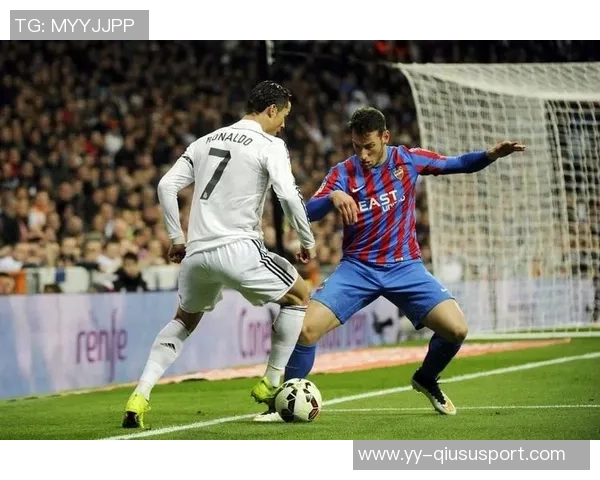 C罗精彩倒钩破门后队友热情为其戴帽子庆祝场面温馨