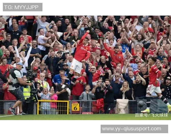 C罗精彩倒钩破门后队友热情为其戴帽子庆祝场面温馨 C罗精彩倒钩破门后队友热情为其戴帽子庆祝场面温馨